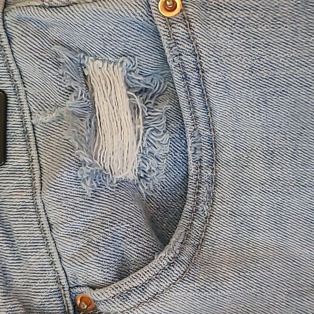 ☀️High-rise button up jean shorts ✨️ light wash✨️ like new! Size 2 - Picture 3 of 7